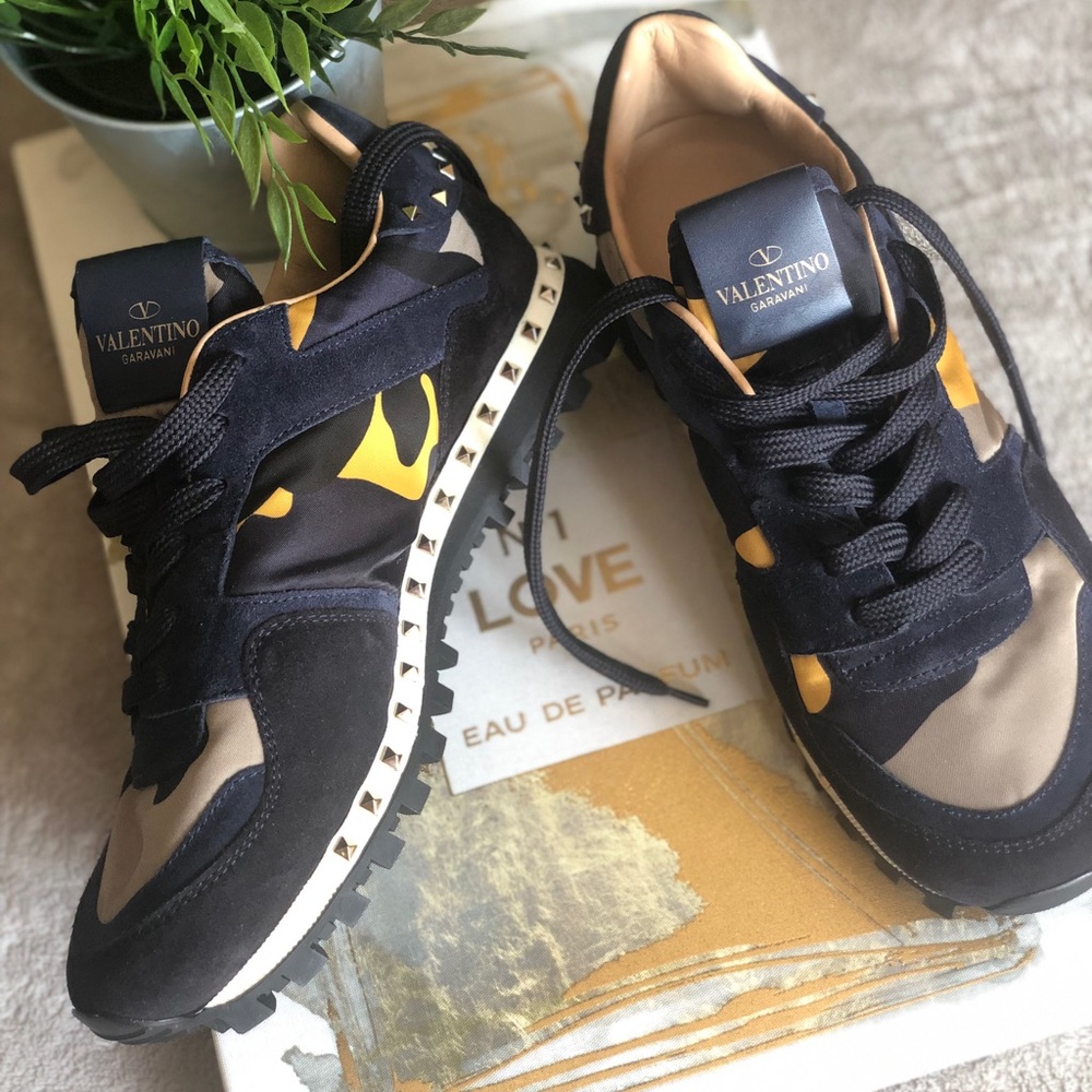 Valentino ROCKSTUD sneakers! 💛